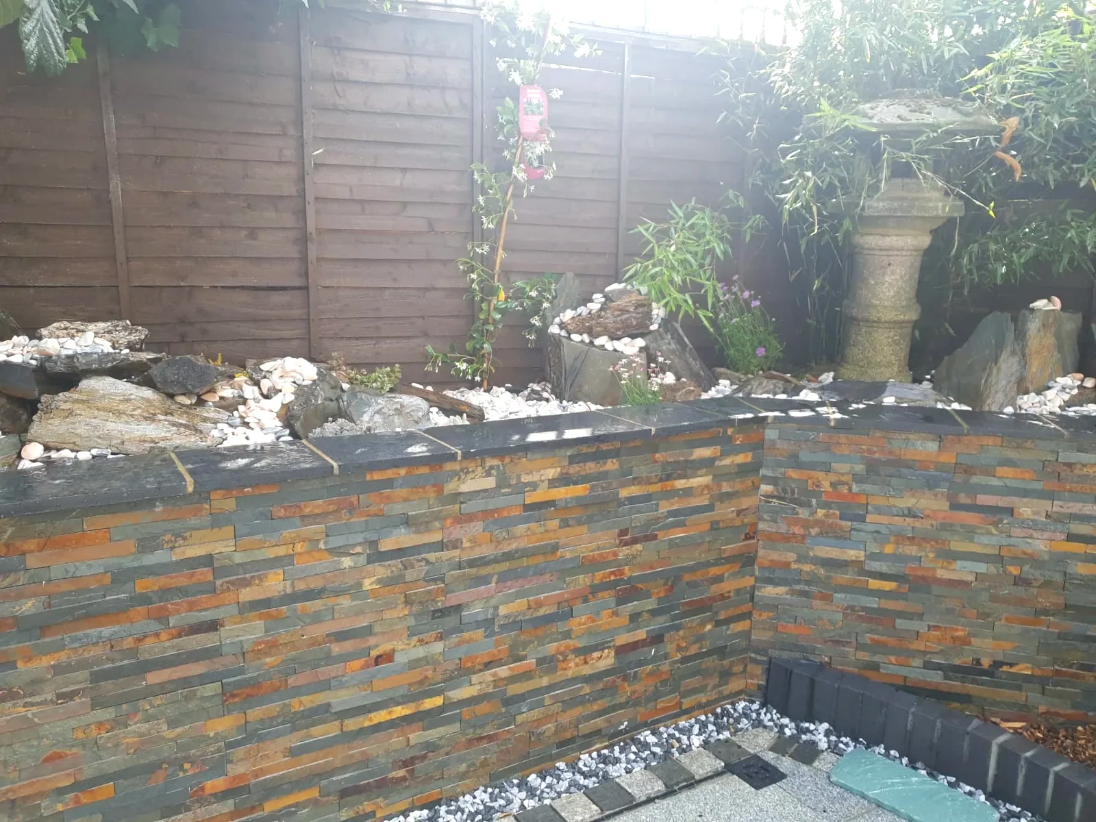 Multi-tone slate cladded feature wall